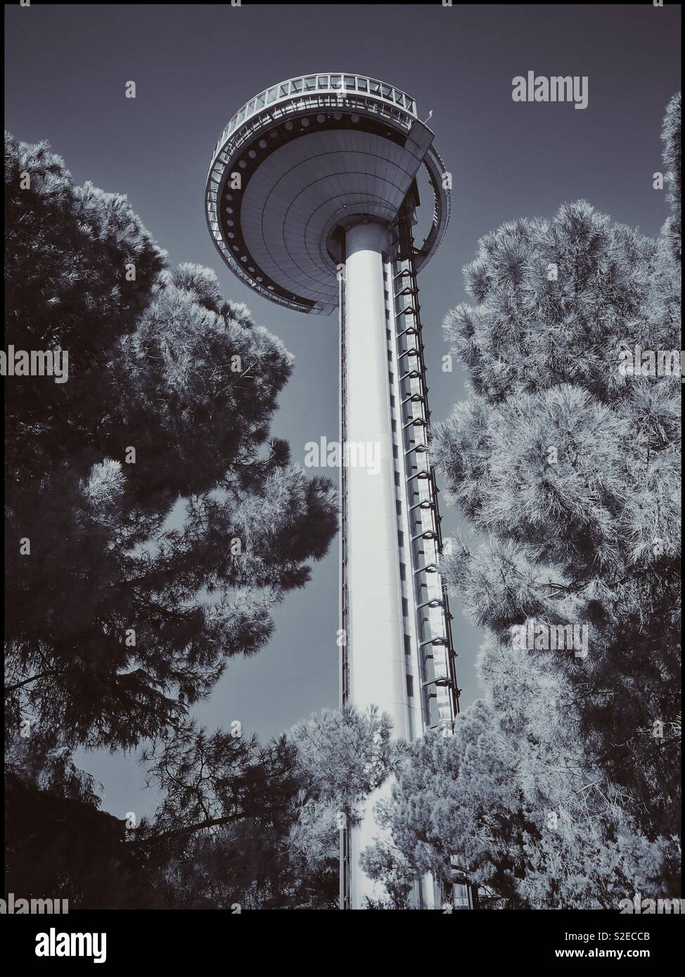 Una immagine in bianco e nero del faro de Moncloa - un 92 metri di alta torre di osservazione a Madrid, Spagna. Vedute panoramiche sono possibili per l'accesso all'ascensore. Foto © COLIN HOSKINS. Foto Stock