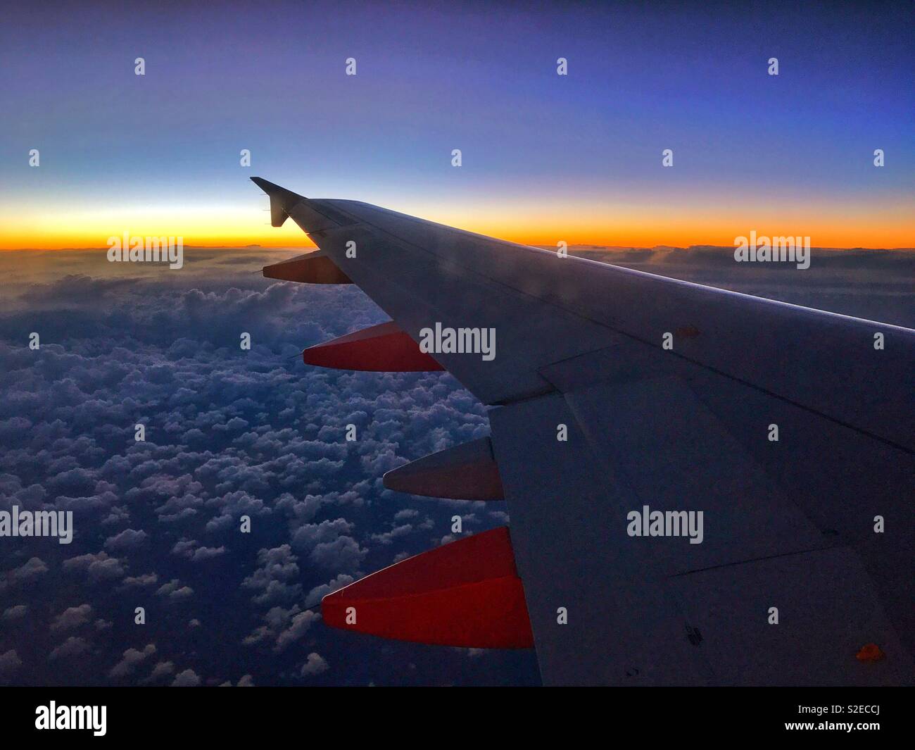 Al di sopra delle nuvole dopo che il sole è scomparso sotto l'orizzonte. La vista da un aereo EasyJet finestra come esso ritorna al Regno Unito con l'ultimo volo della giornata. Foto © COLIN HOSKINS. Foto Stock