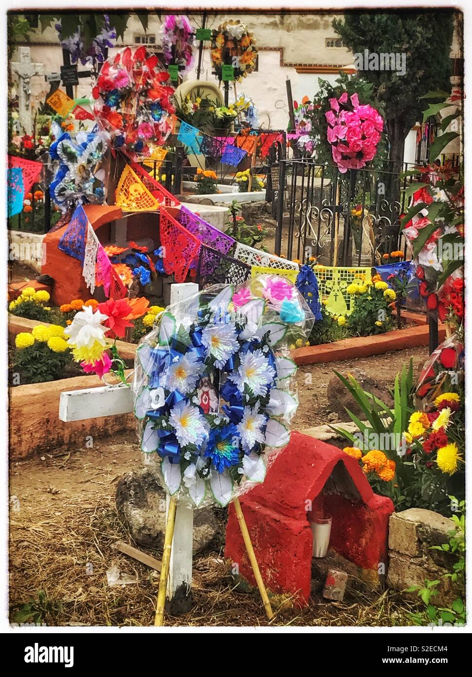 Visualizza colorati di fiori e decorate gravesites onore cari defunti su Día de los Muertos in Messico. Foto Stock