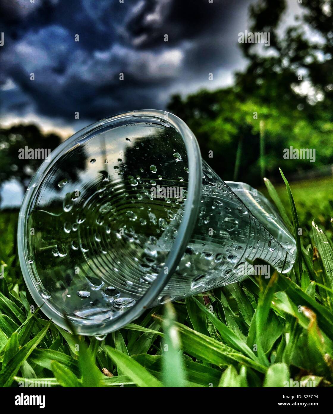 Scartato a uso singolo bicchiere di plastica. - Immagine stock catturata con smartphone