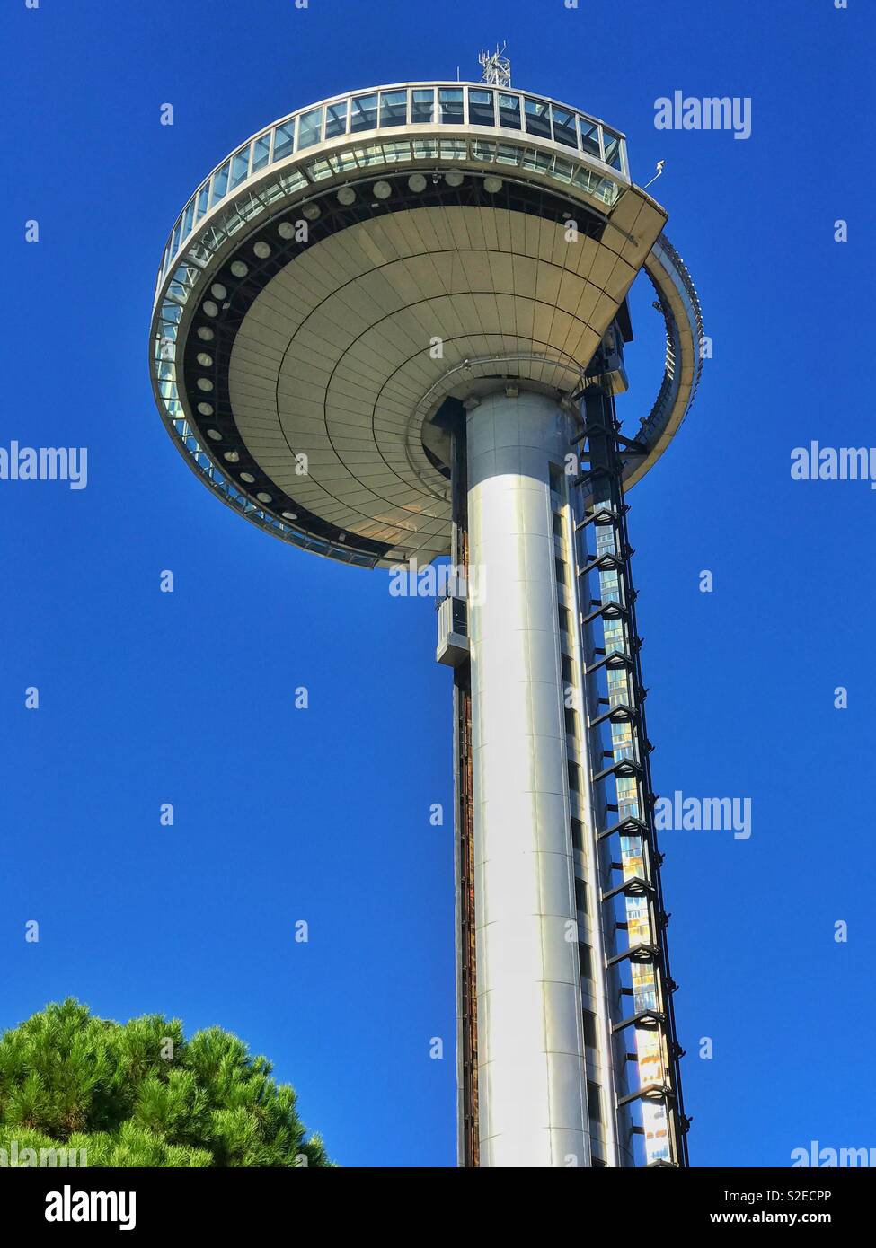 Osservando il Faro de Moncloa a Madrid, Spagna. Questo misuratore 92 elevata struttura consente delle vedute panoramiche di Madrid con la sua piattaforma di visualizzazione. A Madrid attrazione turistica. Foto © COLIN HOSKINS. Foto Stock