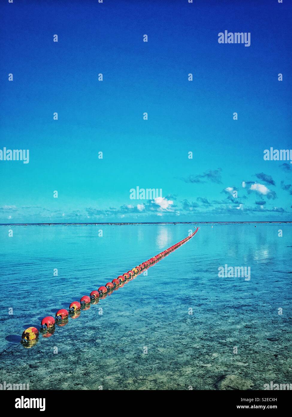 La linea di galleggianti in un oceano Foto Stock