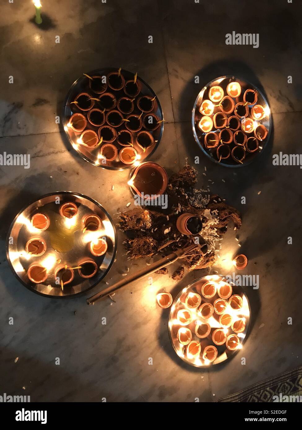 Preparazione del Diwali con lampade di terracotta Foto Stock