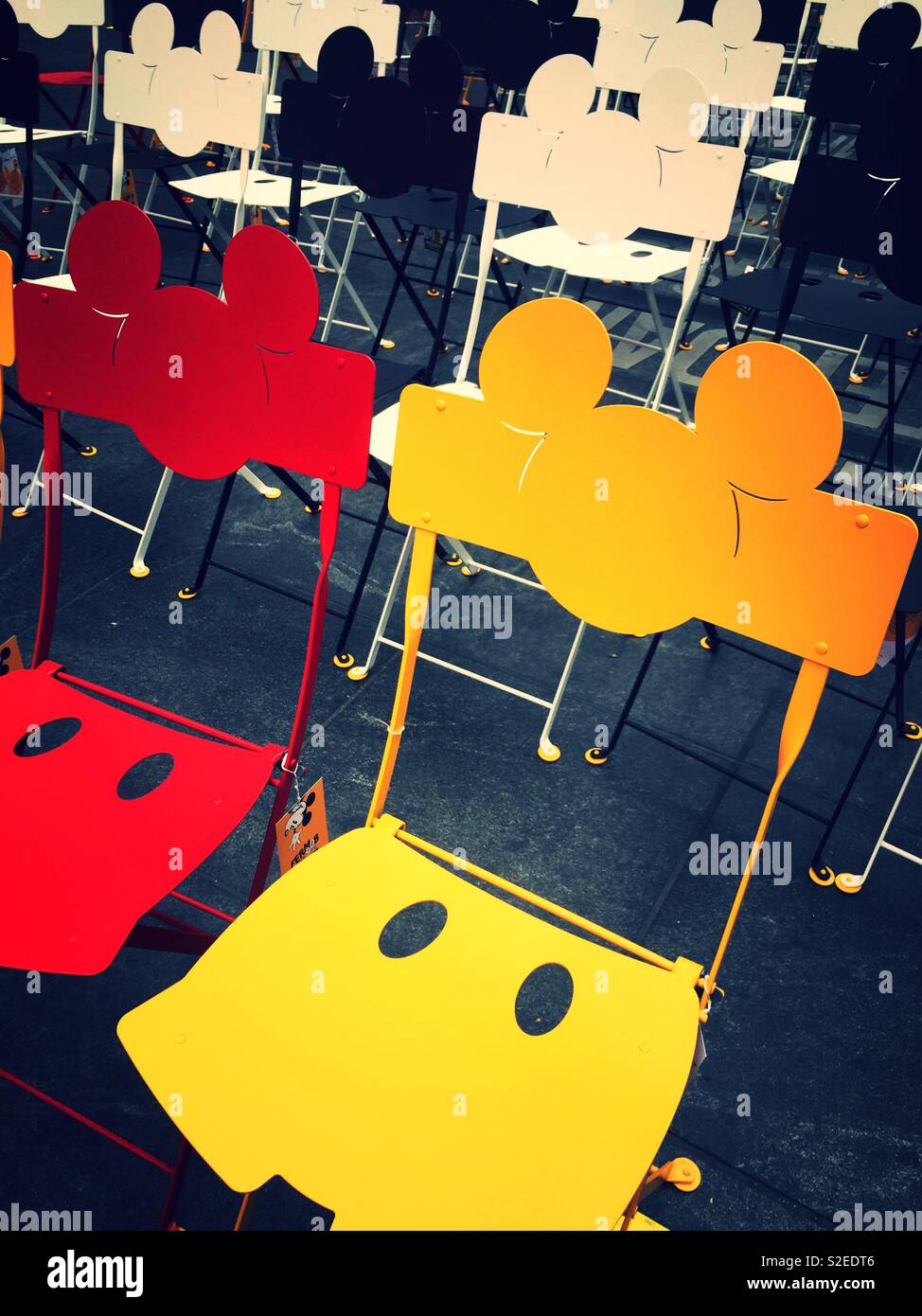 Colorato Mickey Mouse sedie sagomate in Times Square NYC, STATI UNITI D'AMERICA - Immagine stock catturata con smartphone