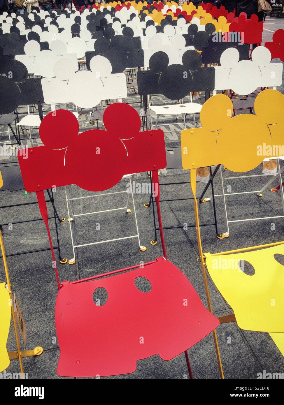 Colorato Mickey Mouse sedie sagomate in Times Square NYC, STATI UNITI D'AMERICA - Immagine stock catturata con smartphone