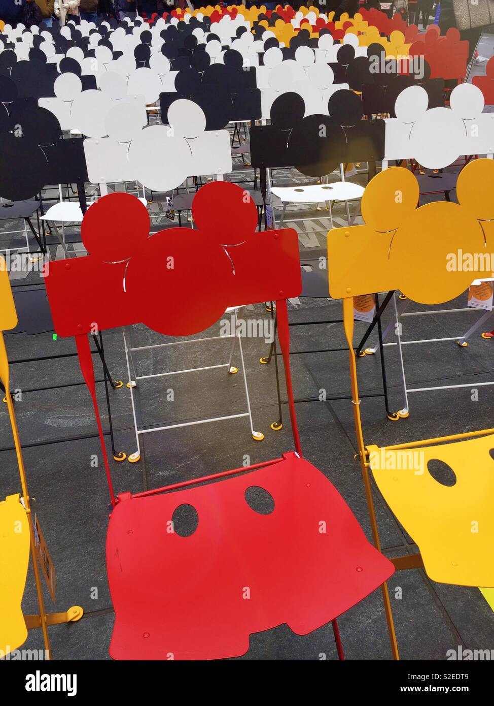 Colorato Mickey Mouse sedie sagomate in Times Square a New York City, Stati Uniti - Immagine stock catturata con smartphone