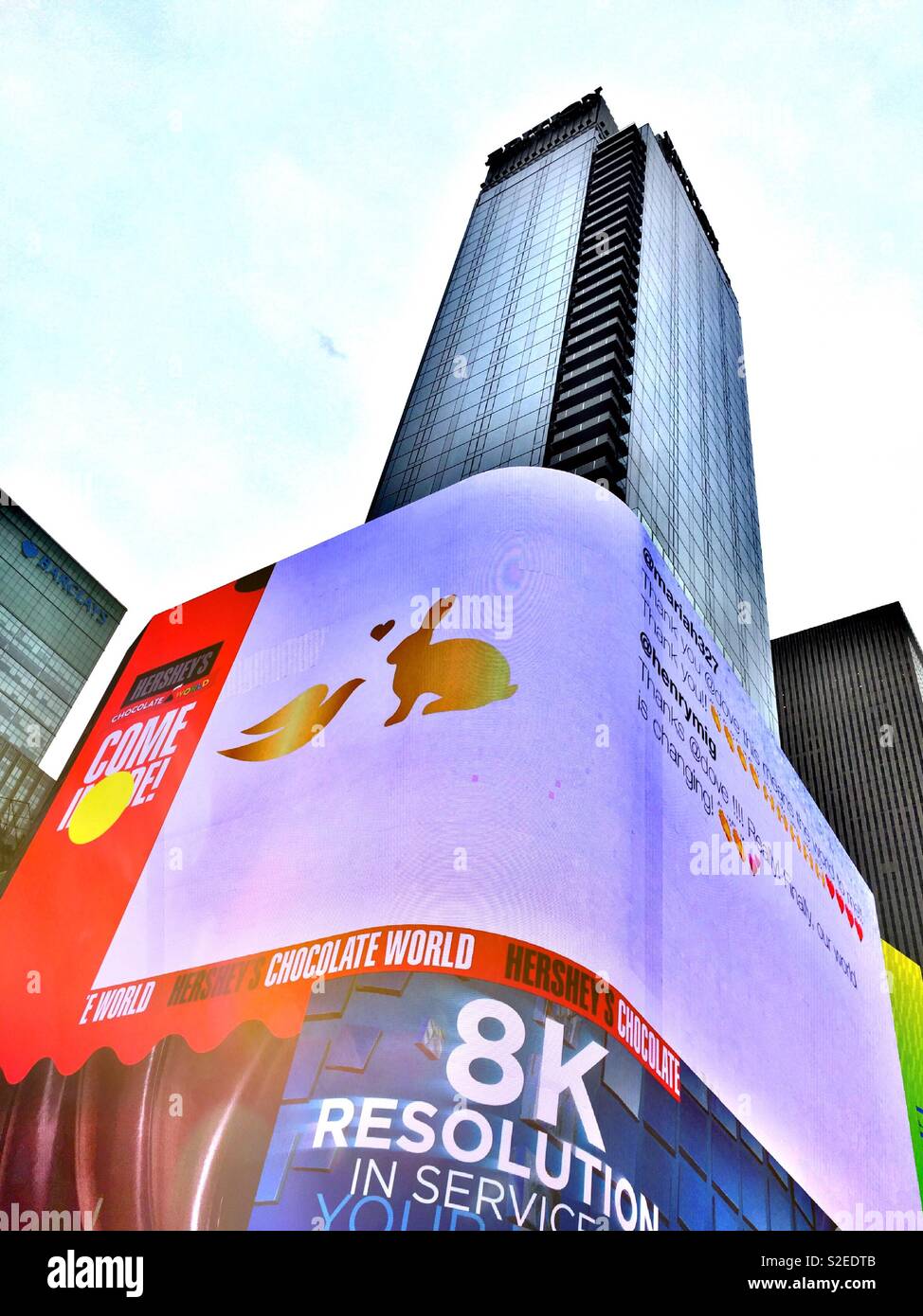 Enormi schermi LED il nostro presentato su un grattacielo in vetro in Times Square a New York City, Stati Uniti - Immagine stock catturata con smartphone