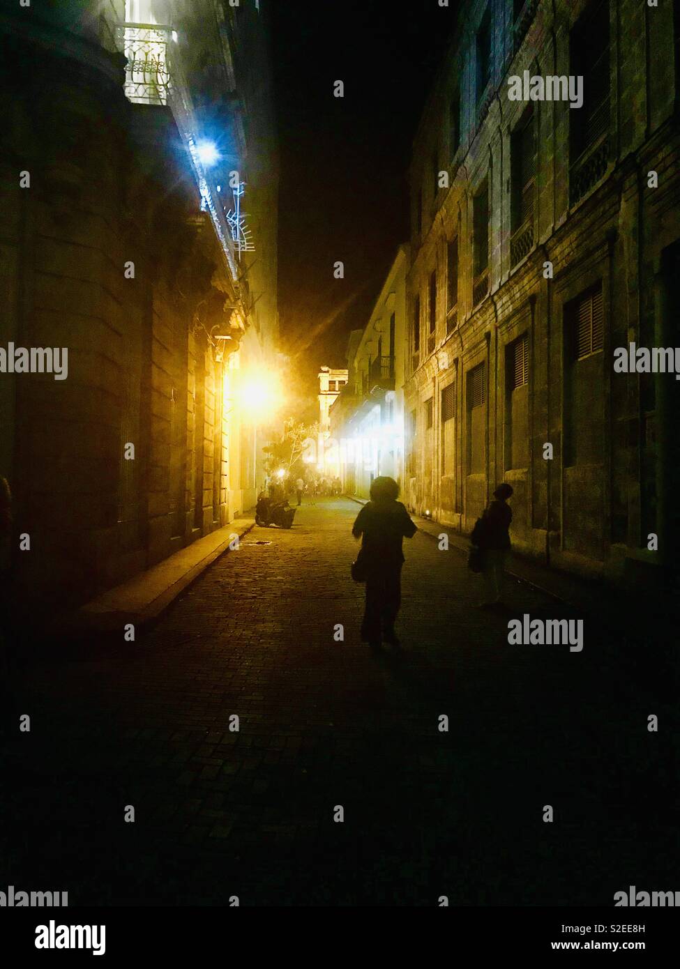 La gente che camminava per le strade di notte in Havana Cuba Foto Stock