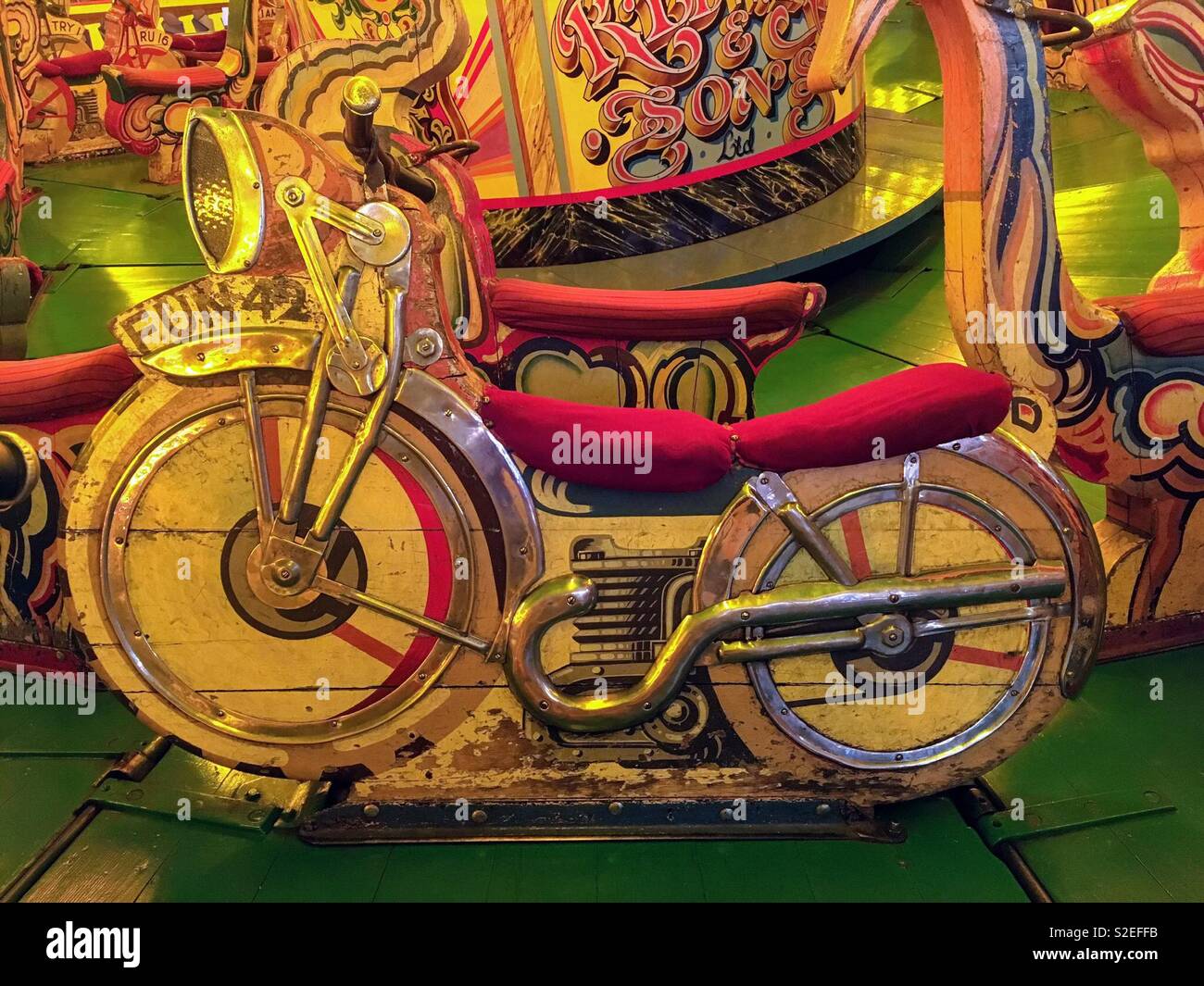 Intagliato dipinto di moto su vintage ride Dingles Fiera Heritage Centre Foto Stock