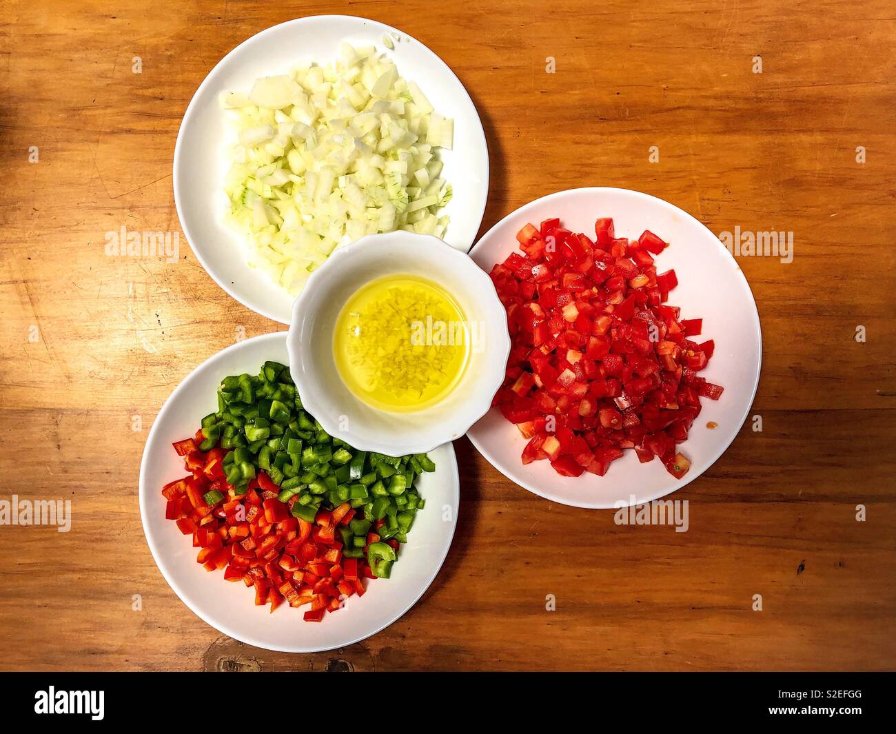 Mix di verdure. Il pomodoro, la cipolla, l'aglio, olio d'oliva, il rosso e il pepe verde - Immagine stock catturata con smartphone