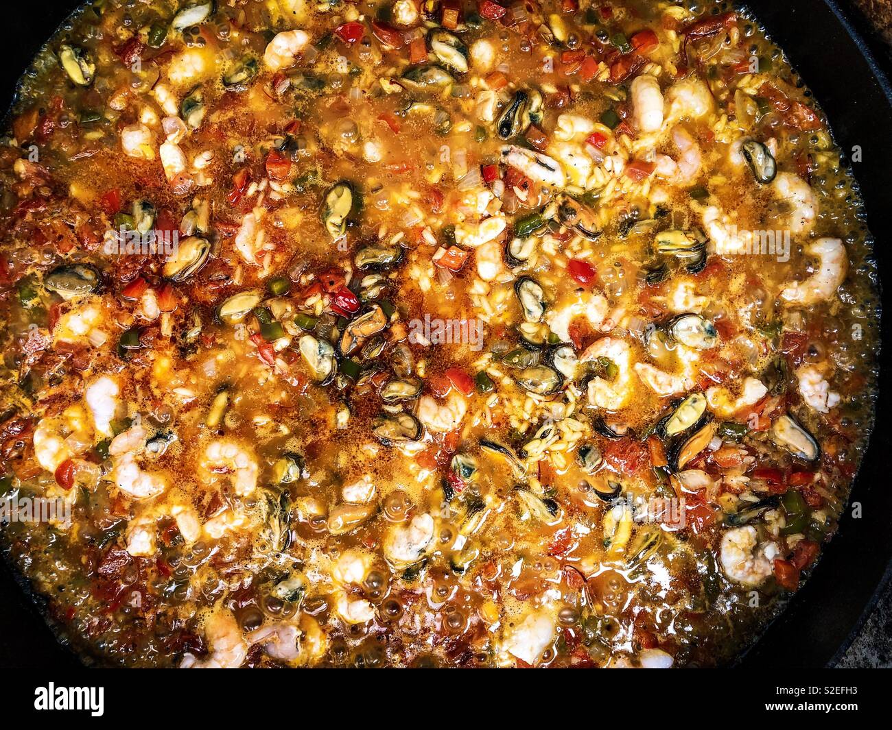 La paella tradizionale ricetta - Immagine stock catturata con smartphone