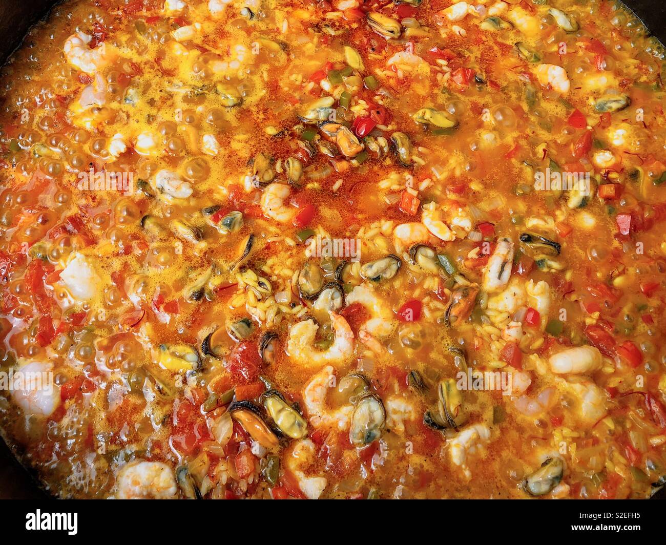 La paella tradizionale ricetta - Immagine stock catturata con smartphone