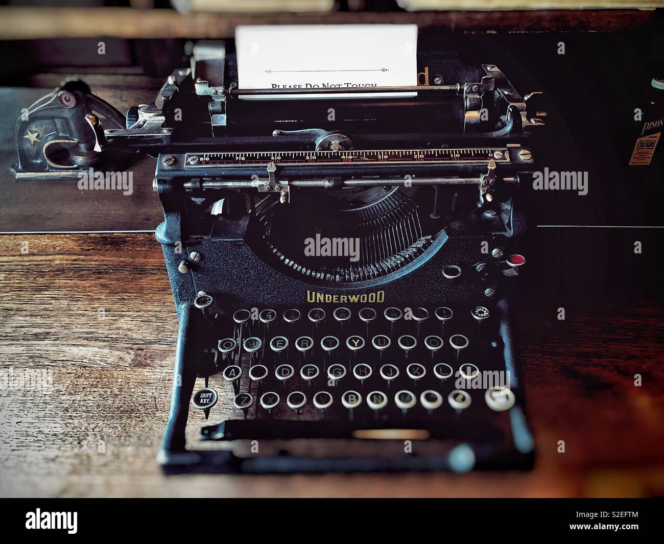Vintage Underwood nastri inchiostratori per macchine da scrivere con un foglio di carta in esso Foto Stock