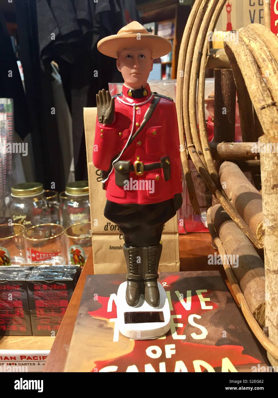 Canadian Mountie powered solar sventolando souvenir in un negozio di articoli da regalo, Vancouver, British Columbia, Canada Foto Stock