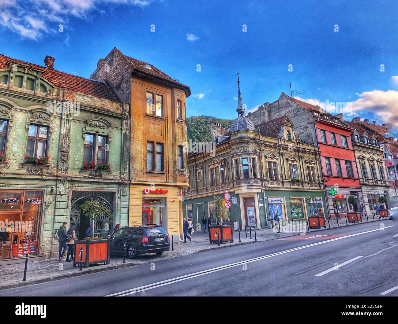 Le strade di Brasov, Romania. - Immagine stock catturata con smartphone