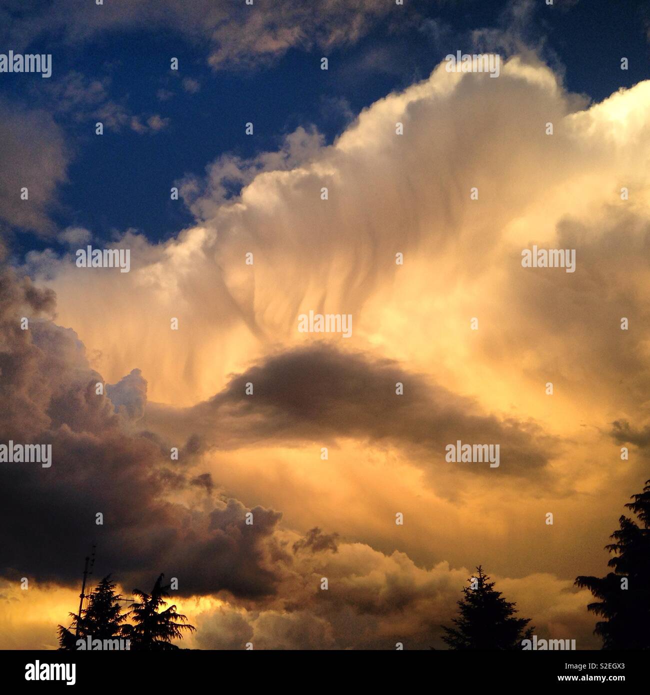 Grande Incredibili nuvole del cielo - Tessin Lugano svizzera Foto Stock