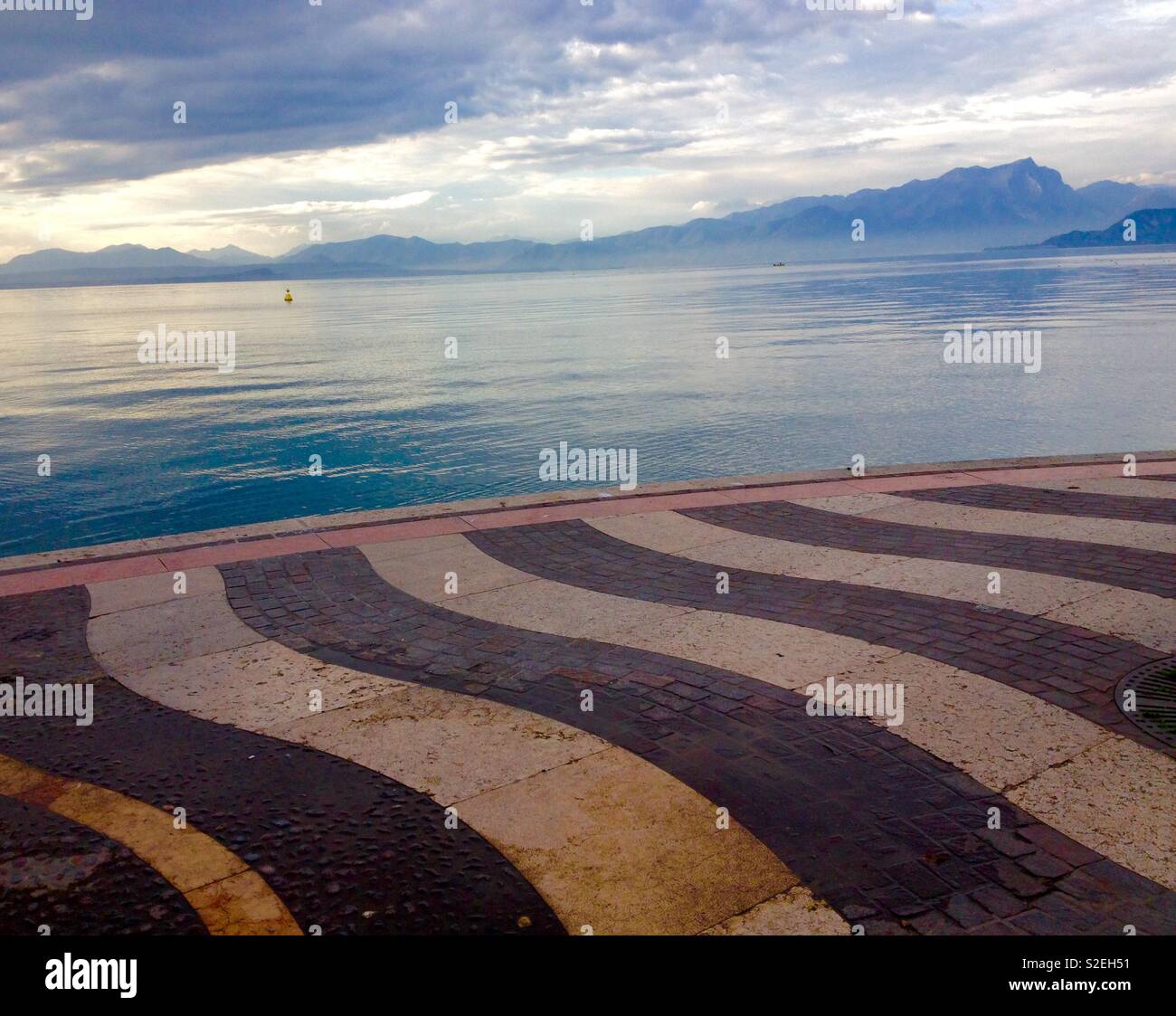 Andamento ondulato waterfront e il Lago di Garda Foto Stock