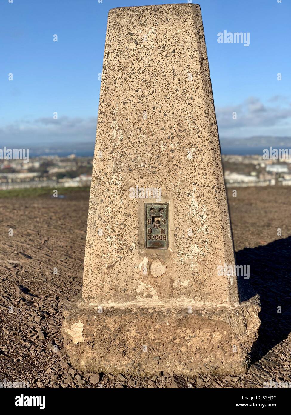 La triangolazione pilastro (Trig punto) sulla cima di Calton Hill Edinburgh Foto Stock