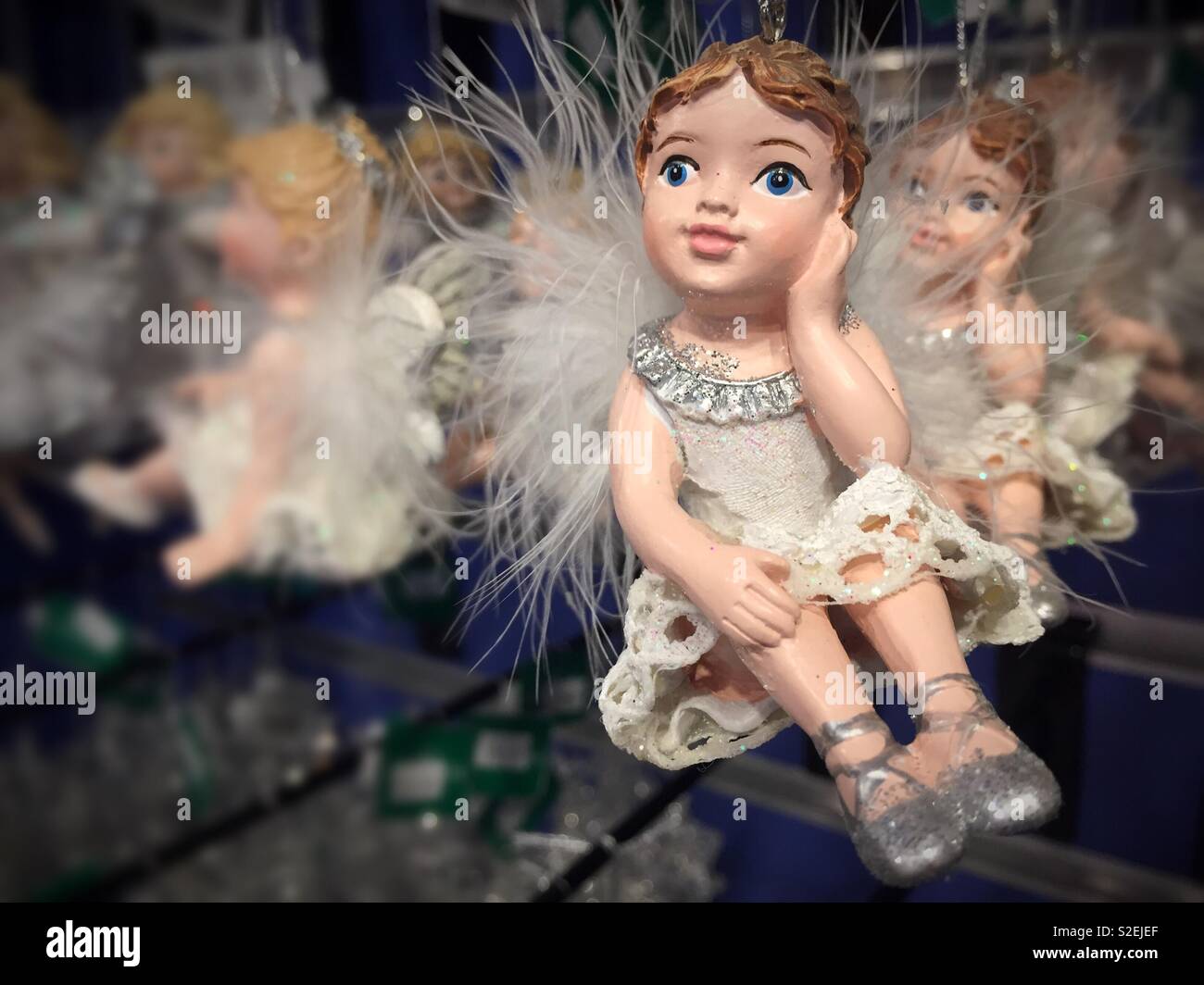 Angelo ornamenti per la vendita al mercato di Natale, Stati Uniti - Immagine stock catturata con smartphone