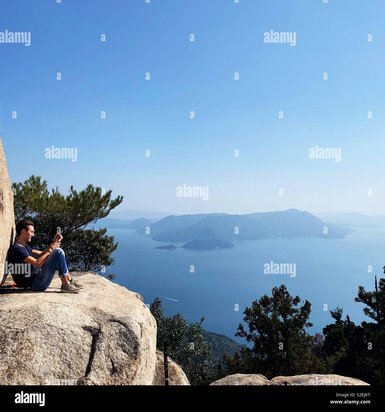 Viaggiatore in appoggio sulla sommità del monte Misen, Miyajima, Giappone Foto Stock