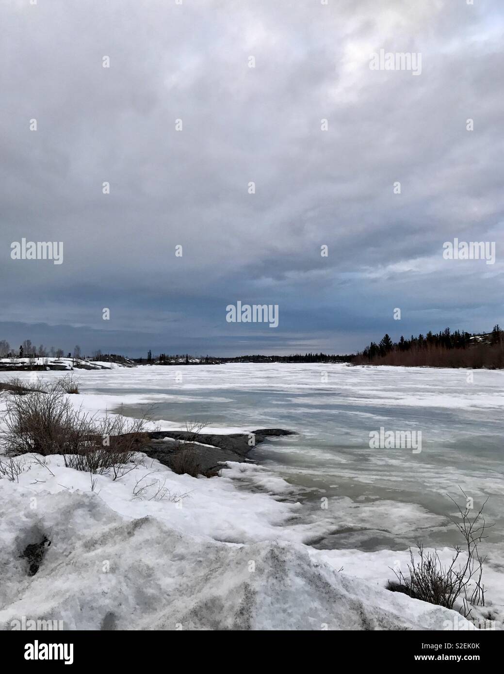 Blue-Gray cieli del lago ghiacciato Foto Stock