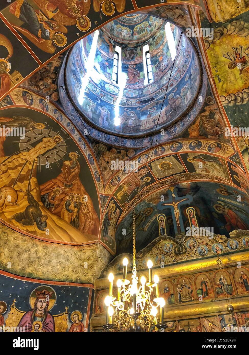 Gli ornati interni della chiesa del Monastero di Sinaia in Romania. - Immagine stock catturata con smartphone