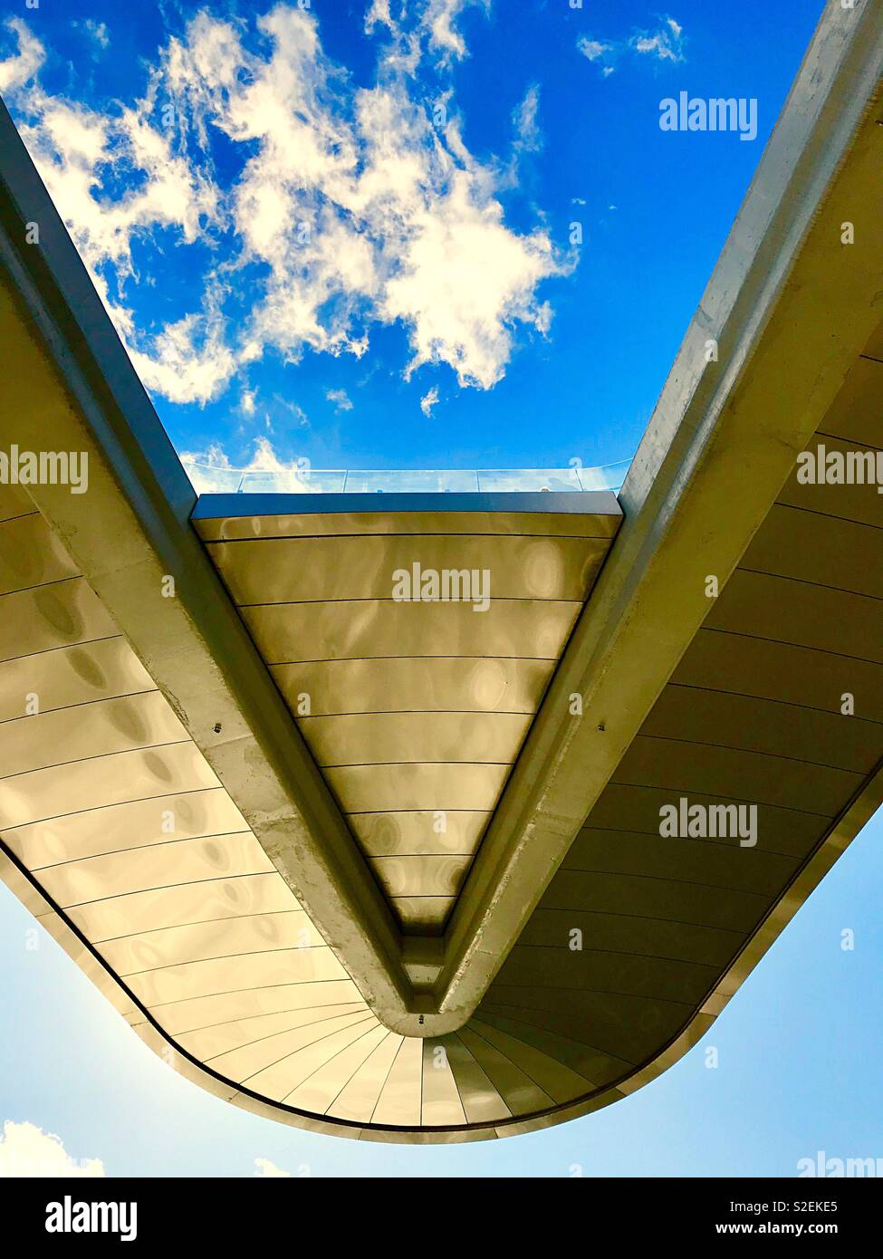 Costruzioni di metallo contro il cielo - Immagine stock catturata con smartphone
