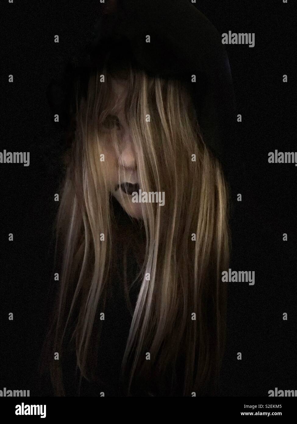 Ritratto di un tween ragazza vestita per Halloween Foto Stock