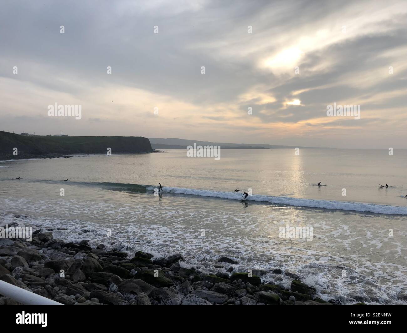 Inverno Surf, Wild Atlantic modo, Irlanda Foto Stock