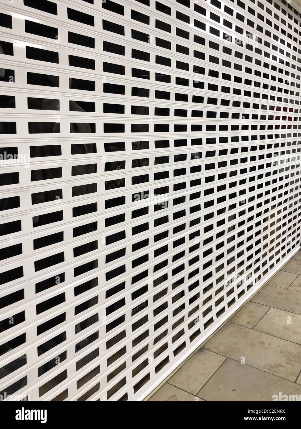 Negozio di bianco otturatore prese ad un angolo che mostra prospettiva - Immagine stock catturata con smartphone