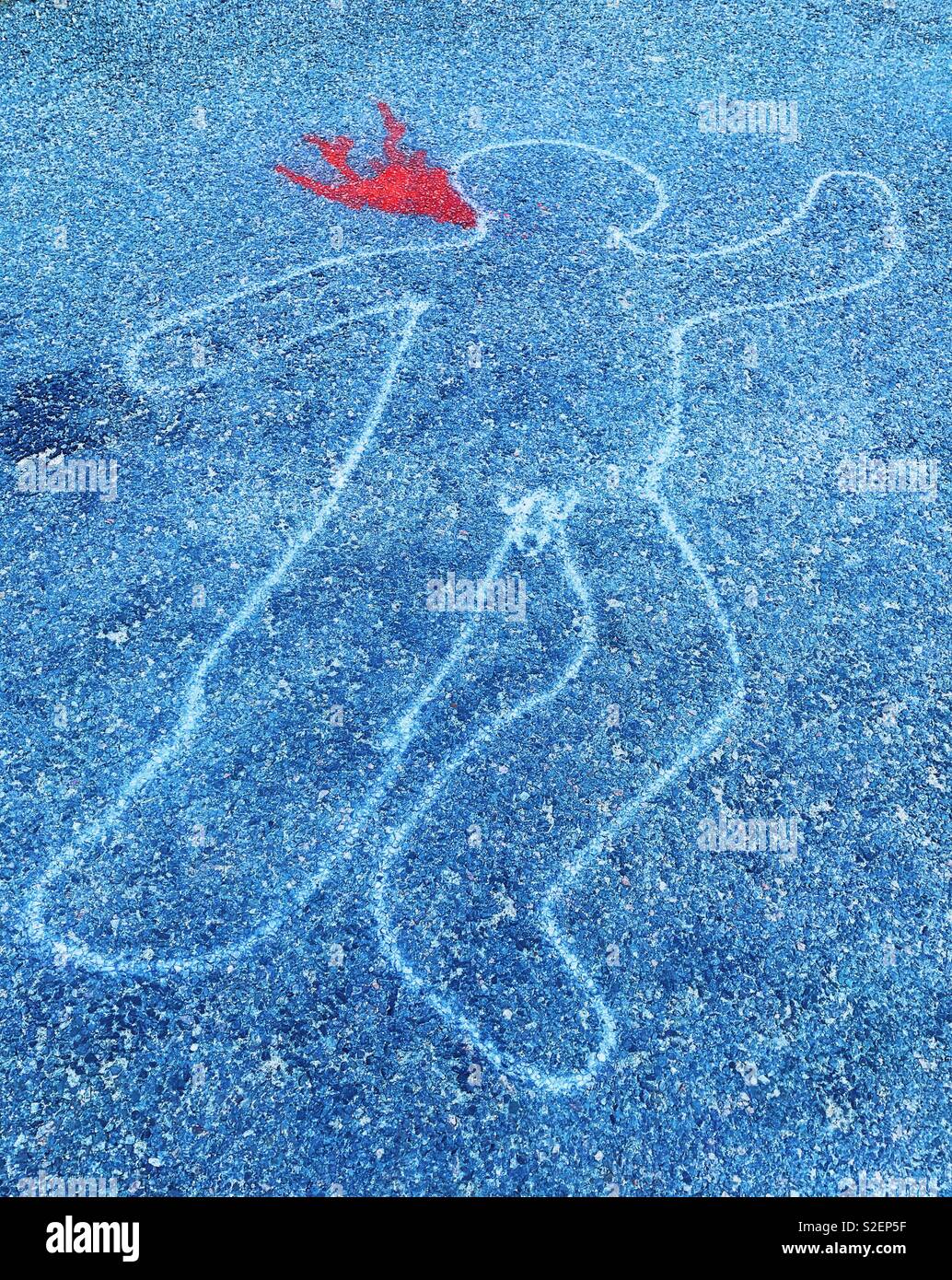 Scena del Crimine Blues. La ricreazione di una scena del crimine con la sagoma di un uomo lo spurgo sull'asfalto. Nei pressi di Søro, Danimarca, maggio 2017 - Immagine stock catturata con smartphone