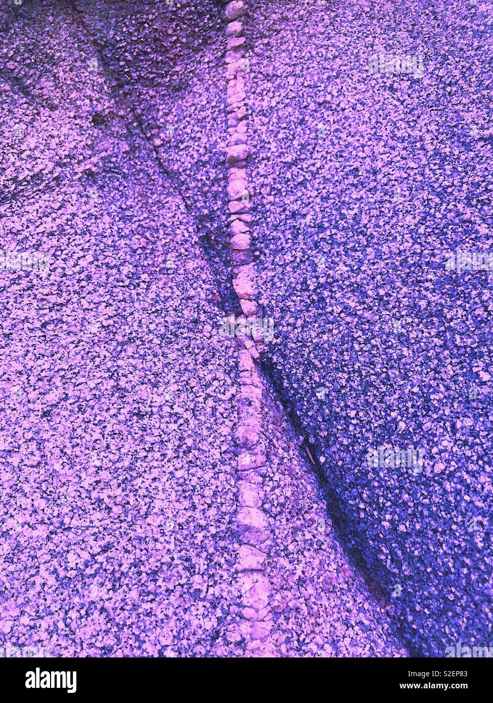 Ultra Violet modello di pietra. Le pietre esposte all'oceano Pacifico poteri rivelano motivi belle. Paesaggi alieni. Barra de la Cruz, Oaxaca, Messico. Il 25 novembre 2018 - Immagine stock catturata con smartphone