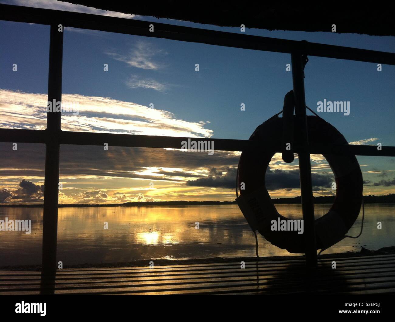Vista tramonto da una barca sul fiume Rio delle Amazzoni in Perù - Immagine stock catturata con smartphone