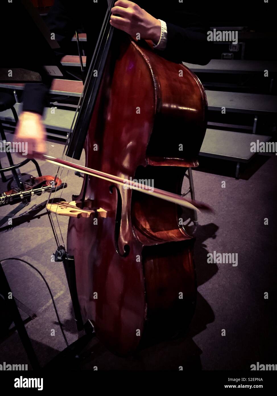 Un violoncello player in concerto - Immagine stock catturata con smartphone