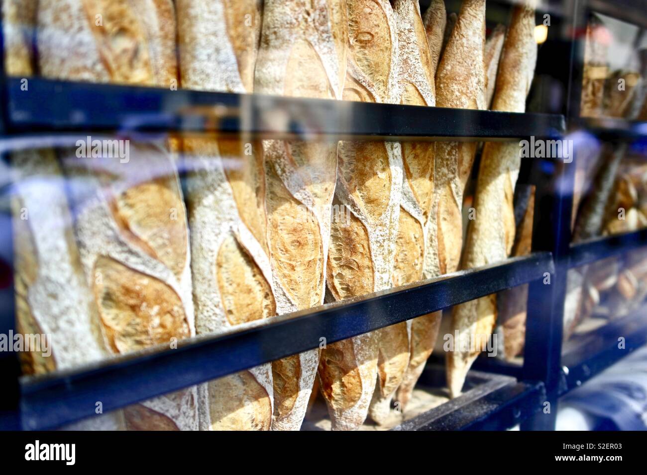 Baguette nella finestra Foto Stock