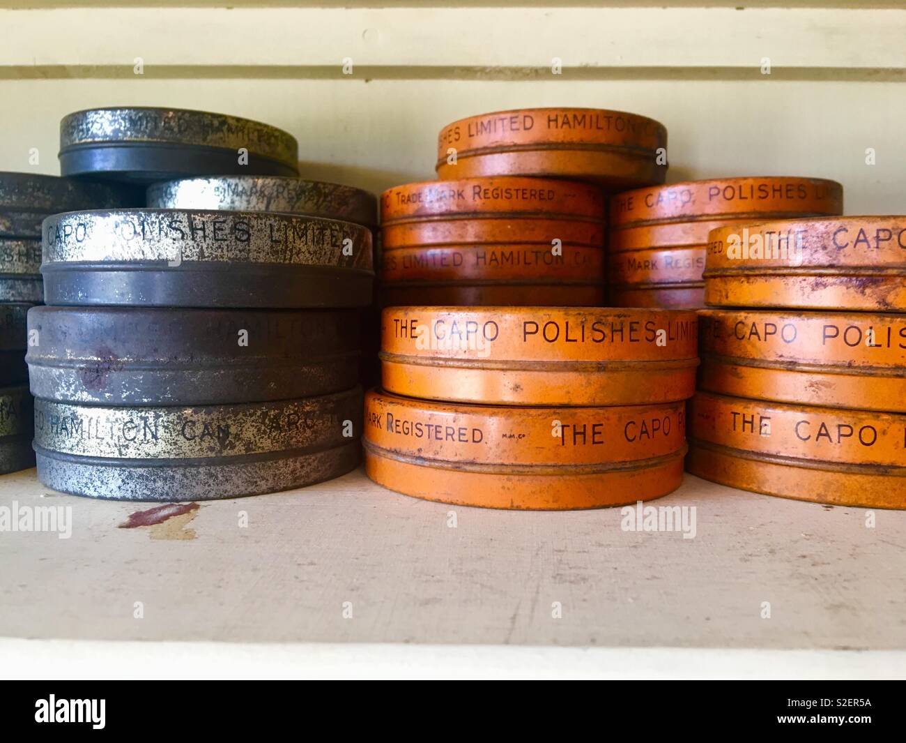 Vecchie scatole di Shoe Polish Foto Stock