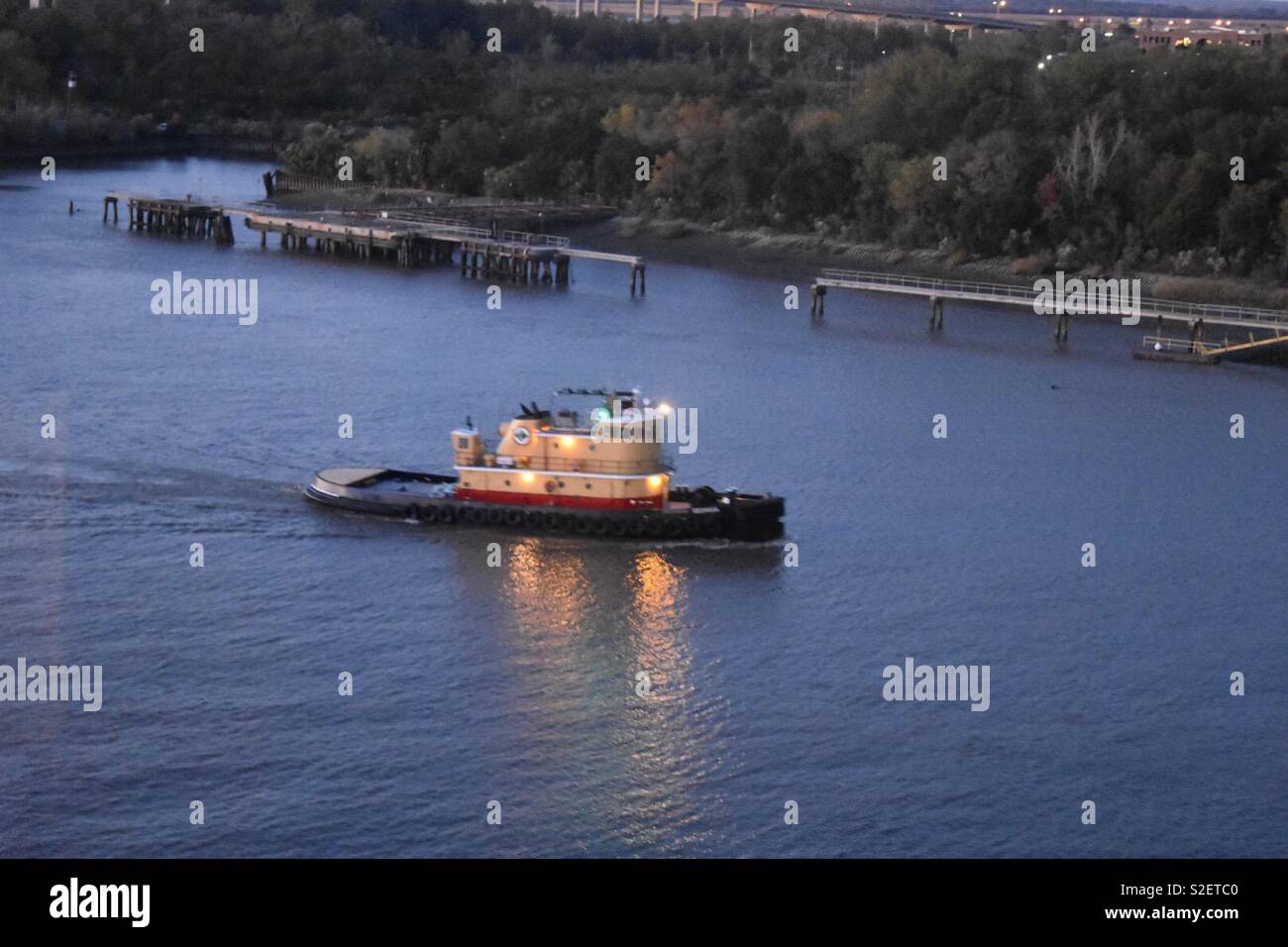 Rimorchiatore sul Fiume Savannah Foto Stock