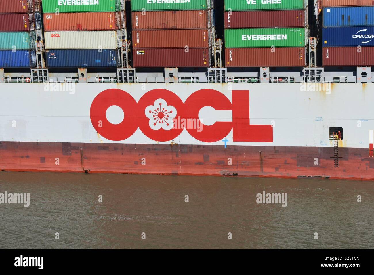 Contenitore logo della nave - Immagine stock catturata con smartphone