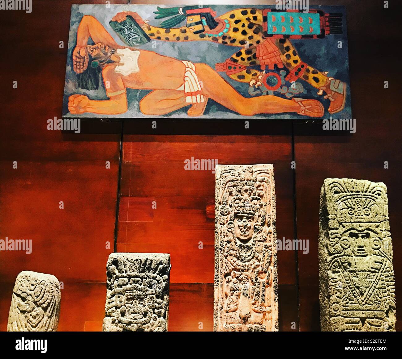 Un dipinto di una Jaguar warrior che mostra uno specchio di un uomo è visualizzato sulla parte superiore della pietra stelas nel Museo Nacional de Archeologia e Historia in Città del Messico, Messico - Immagine stock catturata con smartphone