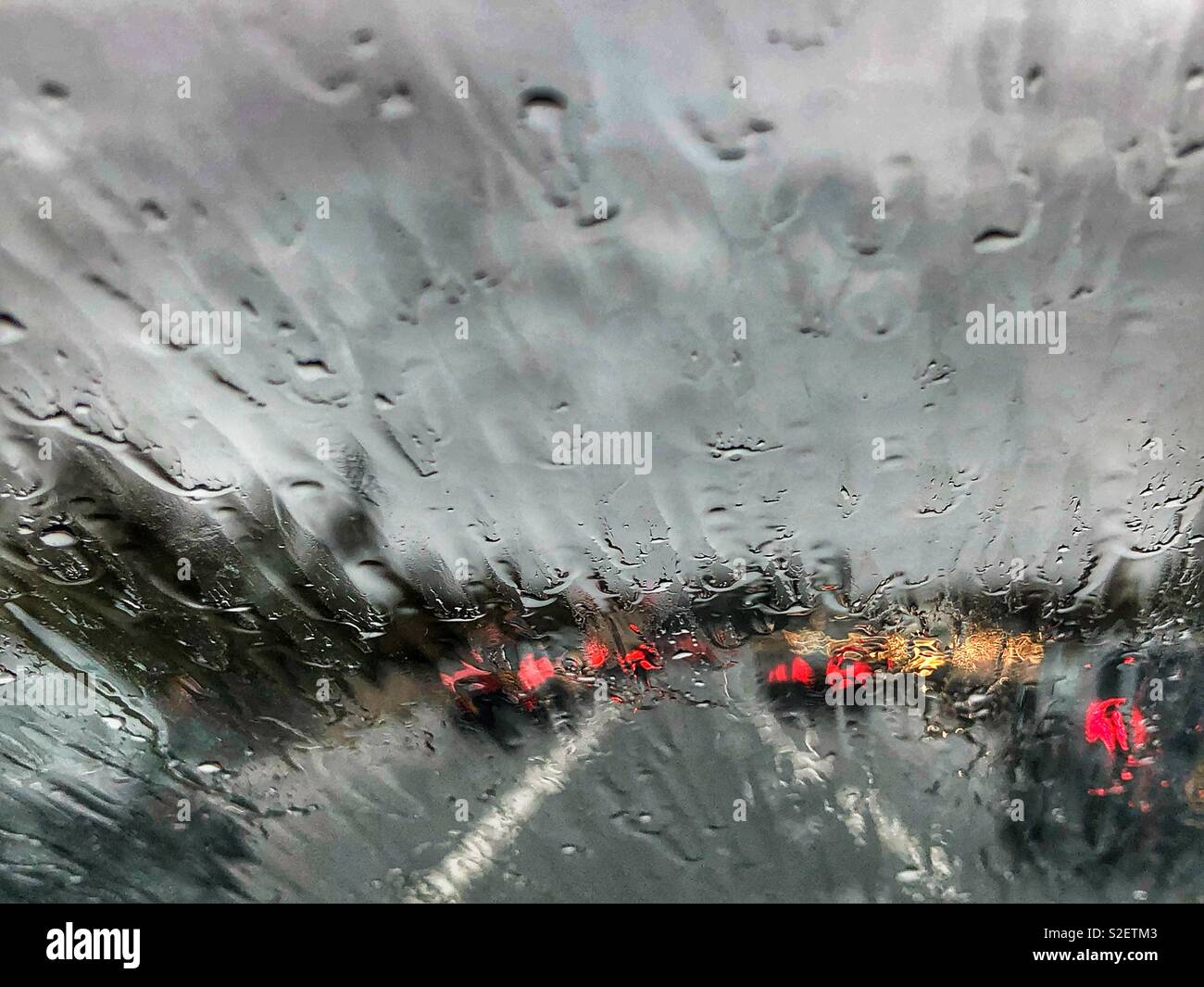 Traffico e temporali di pioggia lungo la M25 durante la tempesta Diana, Novembre 2018 - Immagine stock catturata con smartphone