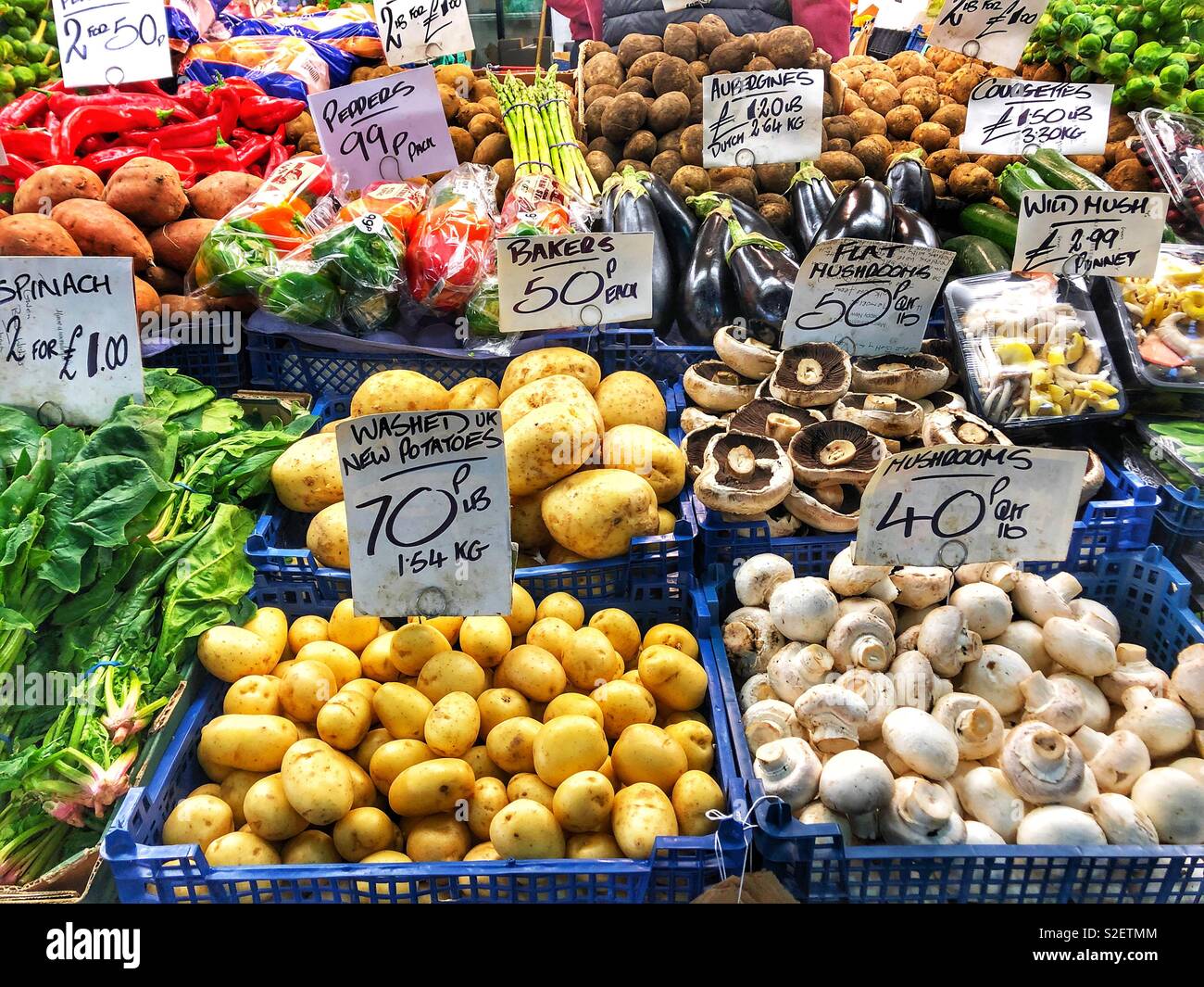 Ortaggi freschi per la vendita su un mercato in stallo. - Immagine stock catturata con smartphone