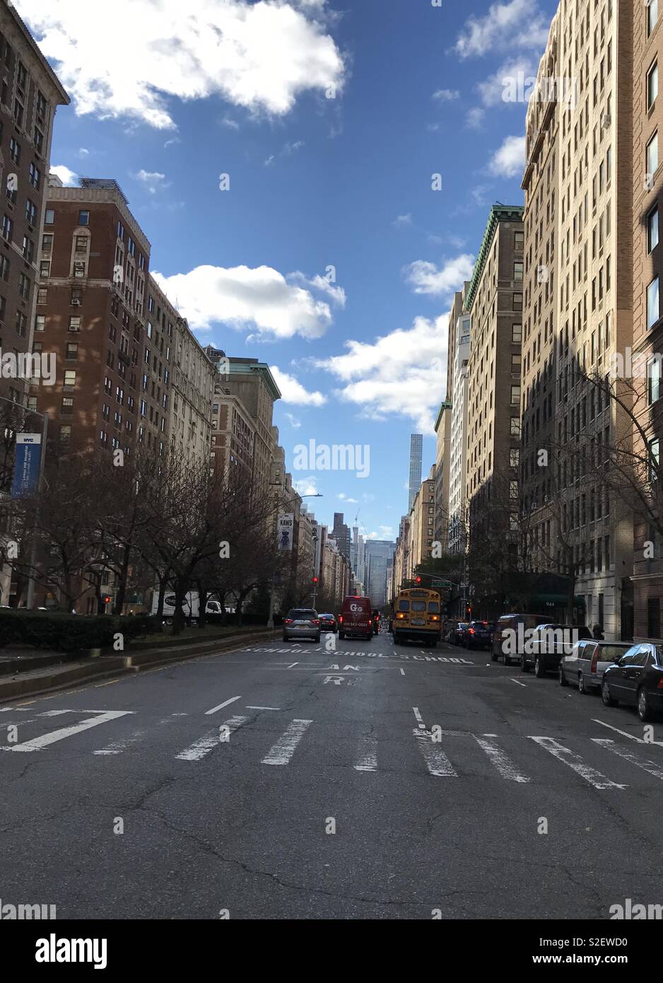 Park Avenue su una soleggiata giornata invernale - Immagine stock catturata con smartphone