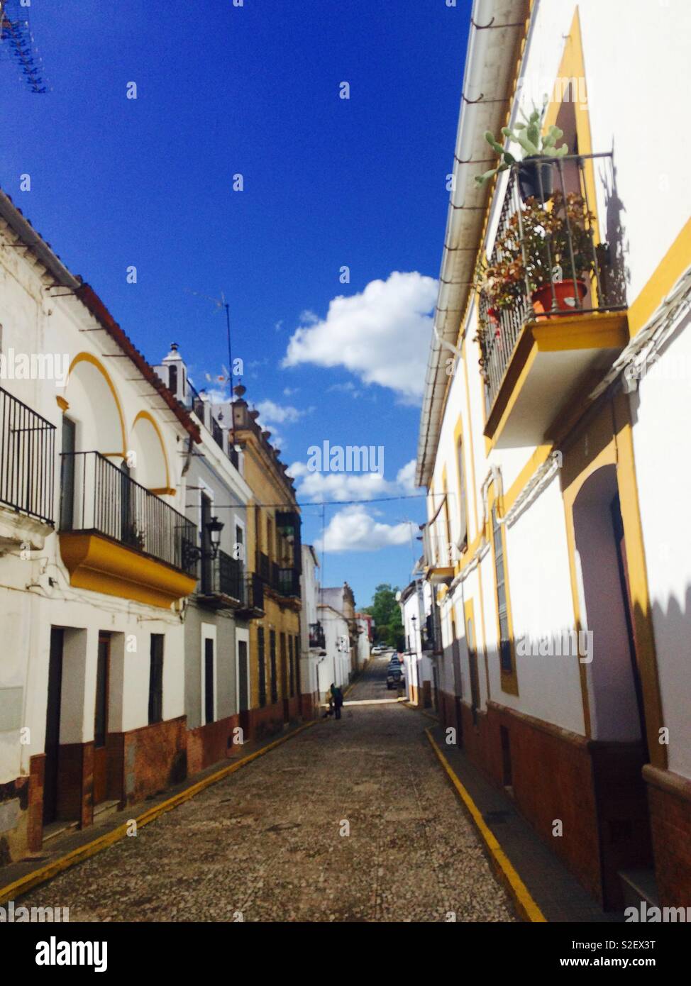 Corsia o strada stretta tra stile Spagnolo case piene di fascino e carattere in Alájar Andalusia Spagna Foto Stock