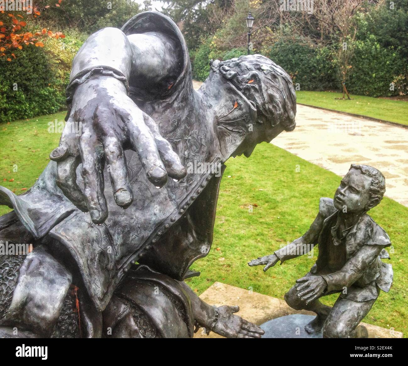 Dettaglio della scultura di Edward Alleyn, Elizabethan attore e imprenditore, nei giardini di Dulwich College gli ospizi di carità, Londra Foto Stock