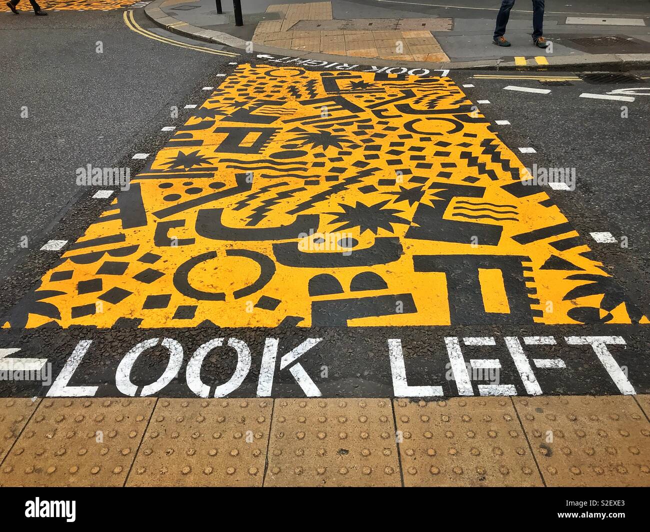 Guardare a sinistra! Consigli utili per i pedoni che devono attraversare una strada trafficata nell'area di Barbican di Londra, Inghilterra. Foto © COLIN HOSKINS. Foto Stock