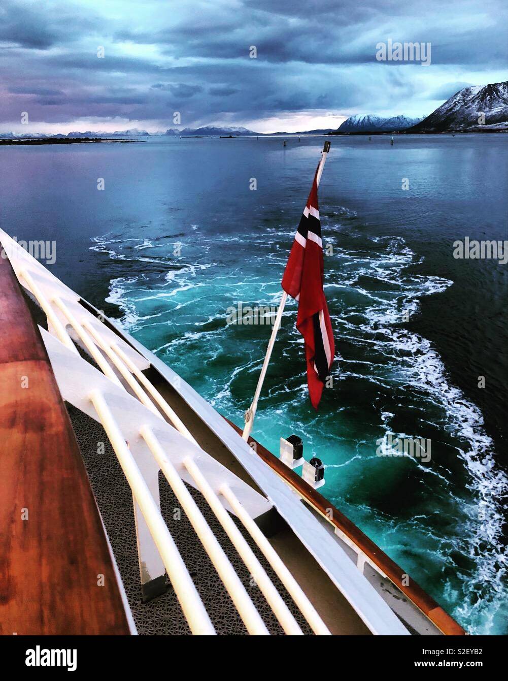 La poppa della nave Hurtigruten MS Polarlys nelle Isole Lofoten in Norvegia. Foto Stock