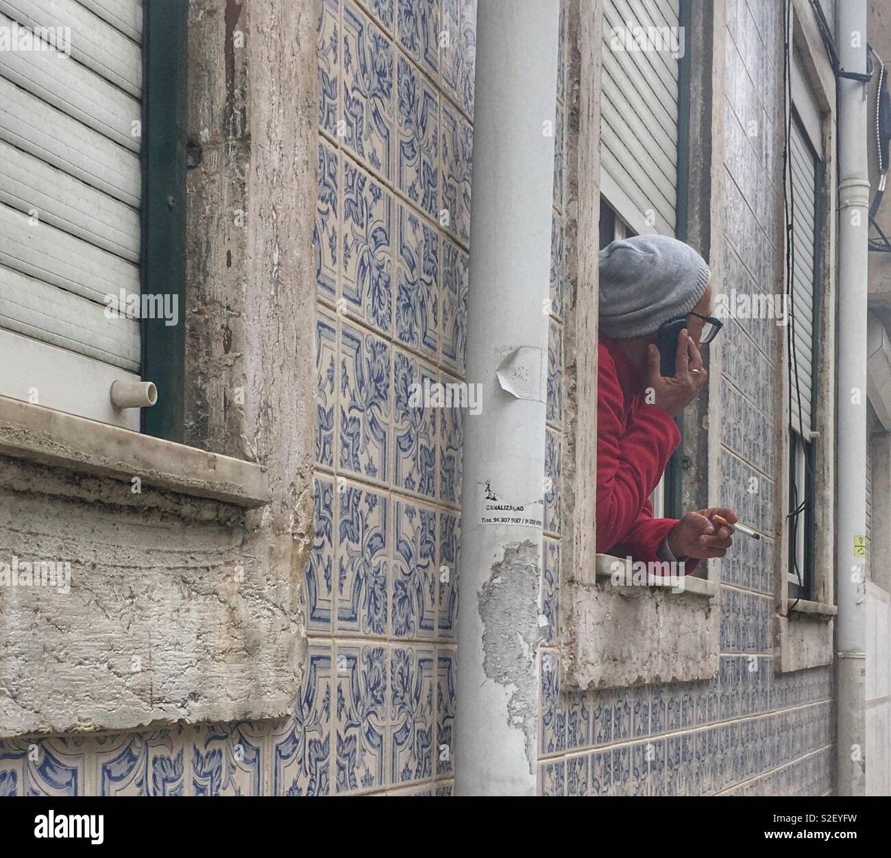 "Fumo, telefono, chat" Foto Stock