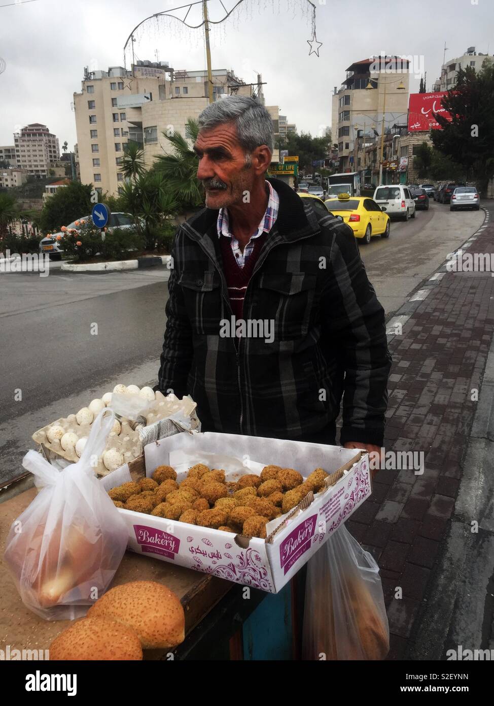 Un uomo palestinese falafel di vendita nelle strade di Beit Lechem. Foto Stock