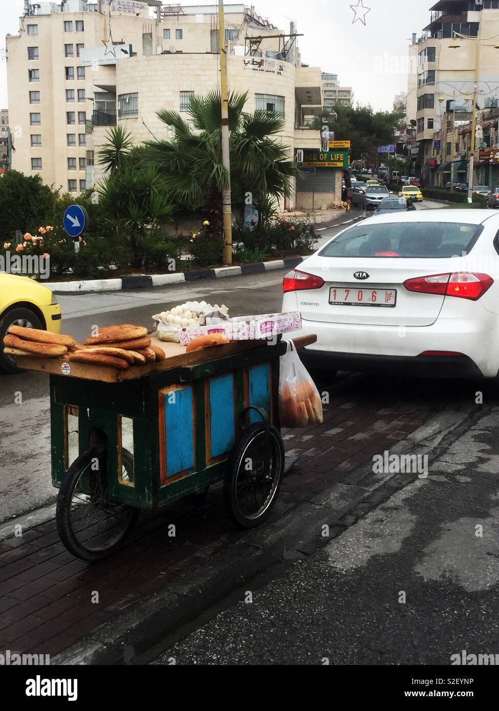 Un carrello caricato con pane arabo e falafel palestinesi. Foto Stock