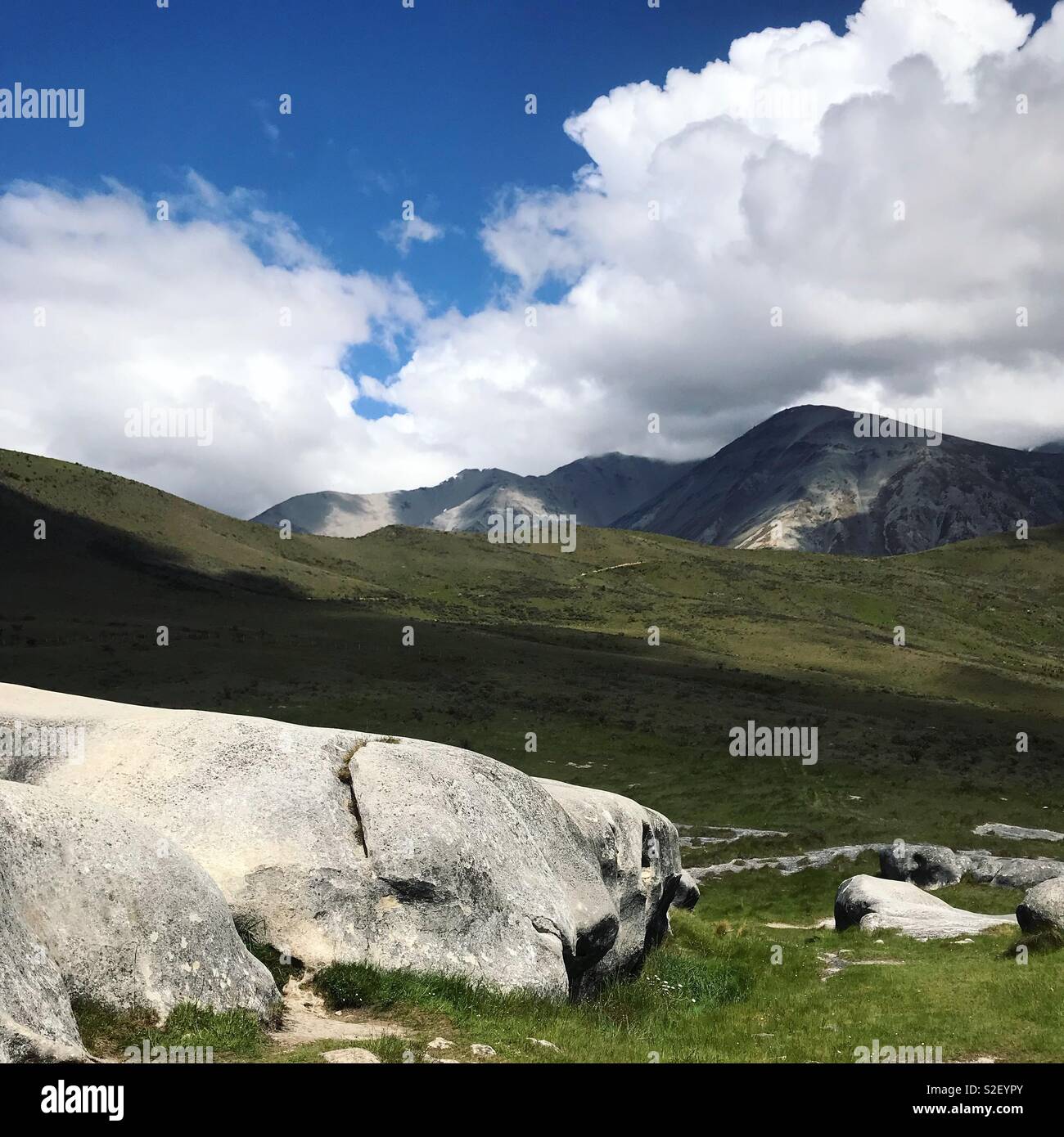 Nuvole temporalesche formare al di sopra di massi Foto Stock